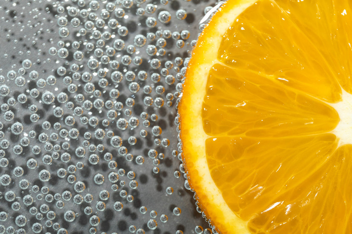 {"type":"root","children":[{"type":"paragraph","children":[{"type":"text","value":"La vitamina C se estabiliza para su uso cosmético. Imagen ©Freepik | CUIDA-T."}]},{"type":"paragraph","children":[{"type":"text","value":"¿Qué es?","bold":true}]},{"type":"paragraph","children":[{"type":"text","value":"La "},{"type":"text","value":"vitamina C","bold":true},{"type":"text","value":" es un potente antioxidante ampliamente utilizado en cosmética por su capacidad para proteger la piel frente al estrés oxidativo y mejorar visiblemente su luminosidad."}]},{"type":"paragraph","children":[{"type":"text","value":"En la piel, ayuda a neutralizar los radicales libres generados por la exposición solar, la contaminación y otros factores ambientales. También participa en la síntesis de colágeno, proteína clave para mantener firmeza y elasticidad cutánea."}]},{"type":"paragraph","children":[{"type":"text","value":"¿De dónde proviene y cómo se obtiene para cosmética?","bold":true}]},{"type":"paragraph","children":[{"type":"text","value":"La vitamina C se encuentra de forma natural en frutas y vegetales como los cítricos, el kiwi o la acerola. Sin embargo, en cosmética no se emplean directamente estos extractos frescos."}]},{"type":"paragraph","children":[{"type":"text","value":"Para asegurar estabilidad, pureza y eficacia, la vitamina C utilizada en formulación se obtiene mediante procesos controlados que permiten:"}]},{"type":"list","listType":"ordered","children":[{"type":"list-item","children":[{"type":"text","value":"Garantizar una concentración precisa y constante."}]},{"type":"list-item","children":[{"type":"text","value":"Mejorar su estabilidad frente a la oxidación."}]},{"type":"list-item","children":[{"type":"text","value":"Desarrollar formas más tolerables para pieles sensibles."}]}]},{"type":"paragraph","children":[{"type":"text","value":"En cosmética podemos encontrar:"}]},{"type":"list","listType":"unordered","children":[{"type":"list-item","children":[{"type":"text","value":"Ácido ascórbico: la forma pura, muy eficaz pero más inestable y sensible a la luz y al aire."}]},{"type":"list-item","children":[{"type":"text","value":"Derivados de vitamina C: versiones más estables que se transforman en vitamina C activa una vez aplicadas en la piel."}]}]},{"type":"paragraph","children":[{"type":"text","value":"¿Para qué sirve?","bold":true}]},{"type":"list","listType":"ordered","children":[{"type":"list-item","children":[{"type":"text","value":"Aporta luminosidad\nMejora el aspecto apagado y desigual, ayudando a que la piel se vea más uniforme."}]},{"type":"list-item","children":[{"type":"text","value":"Acción antioxidante\nProtege frente al daño oxidativo diario causado por radiación UV y contaminación."}]},{"type":"list-item","children":[{"type":"text","value":"Mejora de firmeza\nParticipa en la producción de colágeno, contribuyendo a mantener la estructura de la piel."}]},{"type":"list-item","children":[{"type":"text","value":"Unificación del tono\nAyuda a reducir la apariencia de manchas y favorece un tono más homogéneo con el uso constante."}]},{"type":"list-item","children":[{"type":"text","value":"Apoyo frente a los signos de madurez\nContribuye a mantener una piel más elástica y con mejor textura a lo largo del tiempo."}]}]},{"type":"paragraph","children":[{"type":"text","value":"Curiosidades","bold":true}]},{"type":"list","listType":"unordered","children":[{"type":"list-item","children":[{"type":"text","value":"Es \"fotosensible\" pero no \"fotosensibilizante\":","bold":true},{"type":"text","value":" Esta es la mayor curiosidad y malentendido. La vitamina C no provoca manchas con el sol, sino que "},{"type":"text","value":"se oxida y pierde efectividad","bold":true},{"type":"text","value":" al exponerse a la luz y al aire (por eso suele venir en frascos oscuros). Al contrario, ayuda a proteger la piel de los daños solares."}]},{"type":"list-item","children":[{"type":"text","value":"Las mejores fuentes naturales (más allá de la naranja):","bold":true},{"type":"text","value":" Aunque asociamos la vitamina C a los cítricos, en cosmética natural se buscan fuentes más concentradas como la "},{"type":"text","value":"ciruela Kakadu","bold":true},{"type":"text","value":" (la fuente natural más rica conocida), el "},{"type":"text","value":"escaramujo","bold":true},{"type":"text","value":" (rosa mosqueta), el "},{"type":"text","value":"camu-camu","bold":true},{"type":"text","value":" o el "},{"type":"text","value":"acerola","bold":true},{"type":"text","value":"."}]},{"type":"list-item","children":[{"type":"text","value":"Se oxida y cambia de color:","bold":true},{"type":"text","value":" Cuando un sérum de vitamina C natural se vuelve marrón o naranja oscuro, significa que se ha oxidado y ha perdido su eficacia antioxidante."}]},{"type":"list-item","children":[{"type":"text","value":"Necesita un pH ácido para funcionar:","bold":true},{"type":"text","value":" La forma pura de vitamina C (ácido ascórbico) requiere un pH bajo (entre 3 y 4) para atravesar la barrera cutánea de manera efectiva. Por eso puede resultar irritante en pieles muy sensibles."}]},{"type":"list-item","children":[{"type":"text","value":"Combate la \"piel de fumador\" y el estrés:","bold":true},{"type":"text","value":" Es el mejor remedio para la piel apagada y cansada, ya que estimula la síntesis de colágeno, mejorando la firmeza y la luminosidad, siendo ideal para recuperar el brillo natural."}]},{"type":"list-item","children":[{"type":"text","value":"No debes mezclarla con todo:","bold":true},{"type":"text","value":" Para mantener su eficacia, evita usarla simultáneamente con niacinamida, ya que pueden neutralizarse, o con ácidos exfoliantes (AHA/BHA) para evitar irritación extrema."}]},{"type":"list-item","children":[{"type":"text","value":"Sinergia con la Vitamina E:","bold":true},{"type":"text","value":" Cuando la vitamina C se combina con vitamina E (tocoferol), su estabilidad y eficacia antioxidante aumentan significativamente. "}]}]},{"type":"paragraph","children":[{"type":"text","value":"La vitamina C es un ingrediente funcional y respaldado por evidencia científica, que hemos seleccionado dentro de nuestro catálogo por su capacidad para mejorar la luminosidad y reforzar la protección antioxidante diaria sin alterar el equilibrio natural de la piel. Encaja en un enfoque de cuidado consciente, donde el objetivo no es “corregir la edad”, sino preservar la vitalidad, uniformidad y calidad de la piel con el paso del tiempo."}]}]}