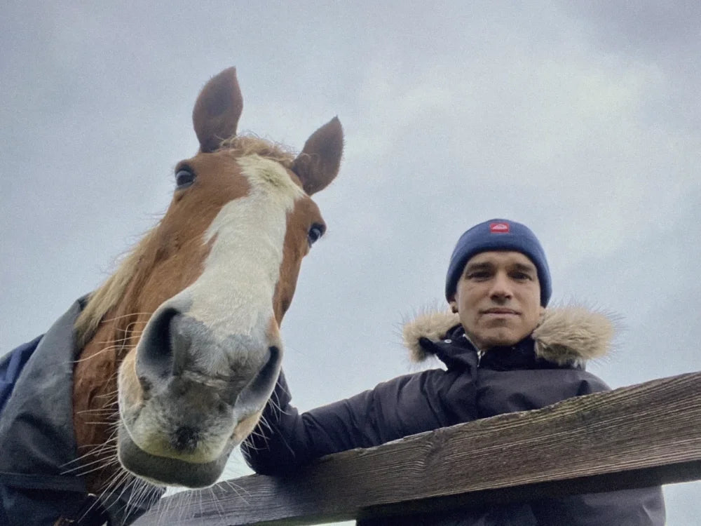 Iván, fundador de CUIDA-T en Irlanda con un caballo